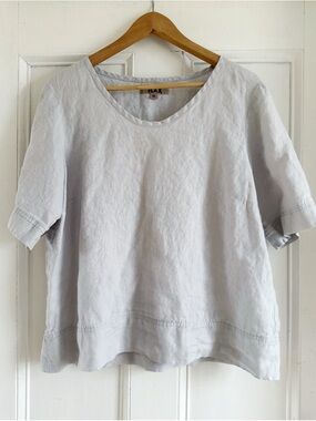 Flax Linen Short Sleeve Tee in Platinum. Size Medium.